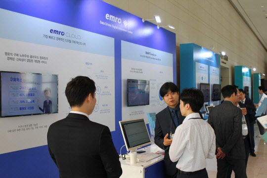 엠로 직원들이 작년 6월 서울 양재동 더K호텔에서 개최한 '2019 엠로 패밀리 세미나'에서 솔루션을 소개하고 있다.  엠로 제공